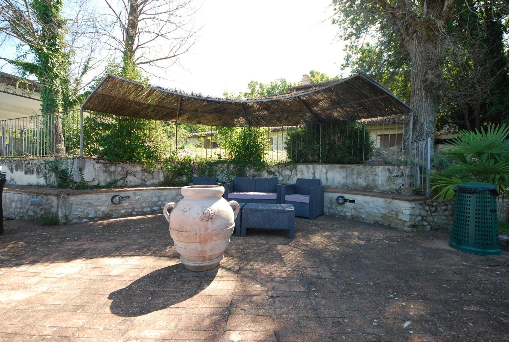 Spoleto By The Pool Guest House Bagian luar foto