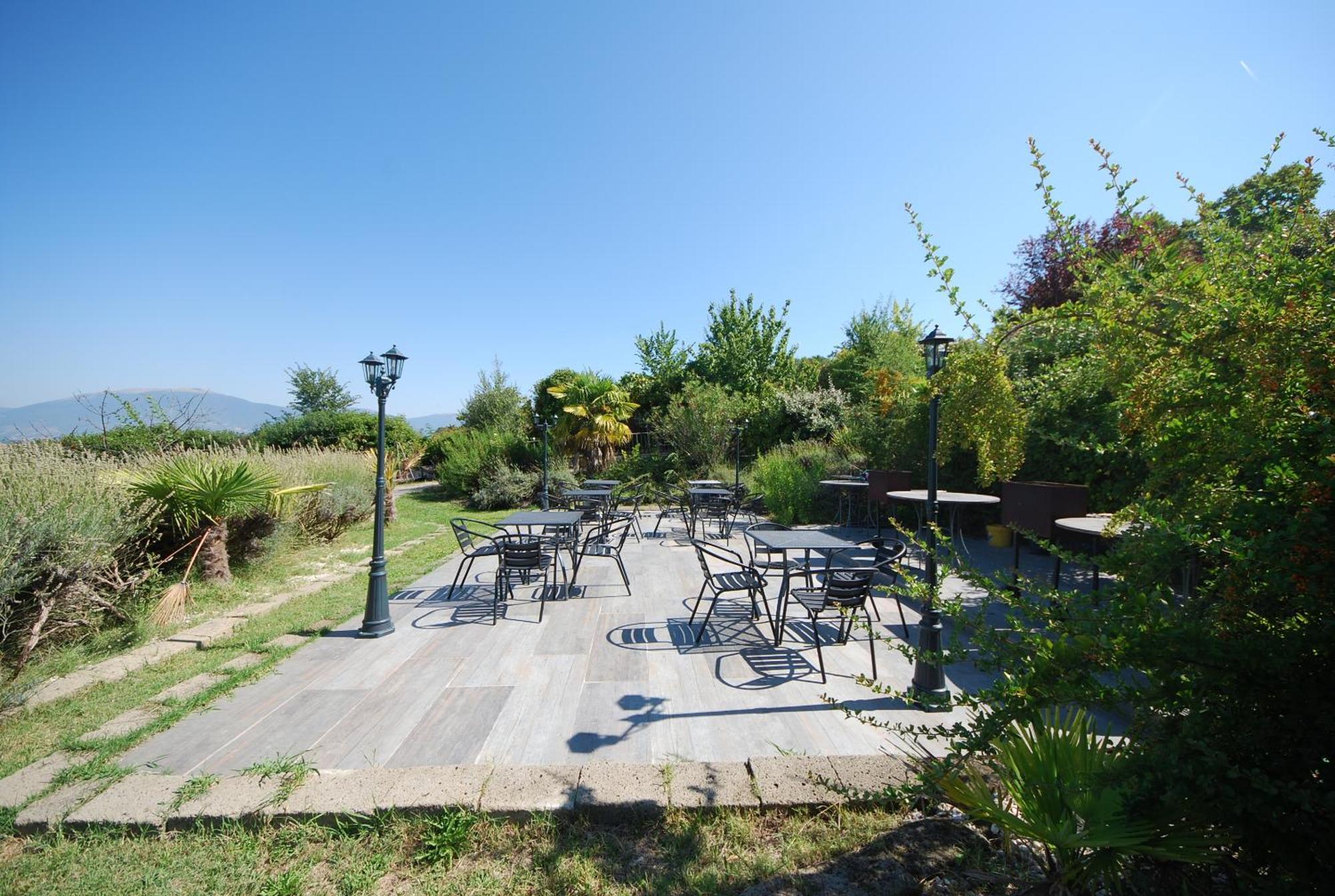 Spoleto By The Pool Guest House Bagian luar foto