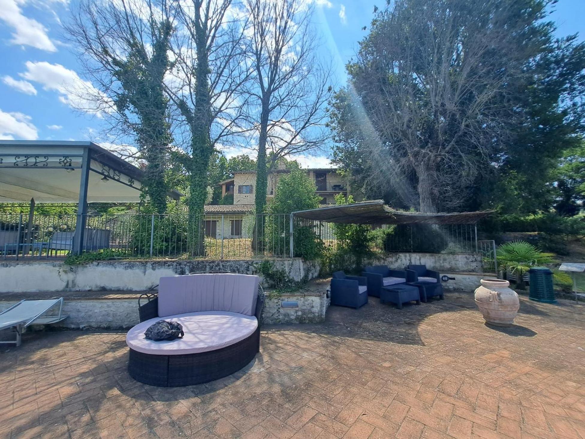 Spoleto By The Pool Guest House Bagian luar foto