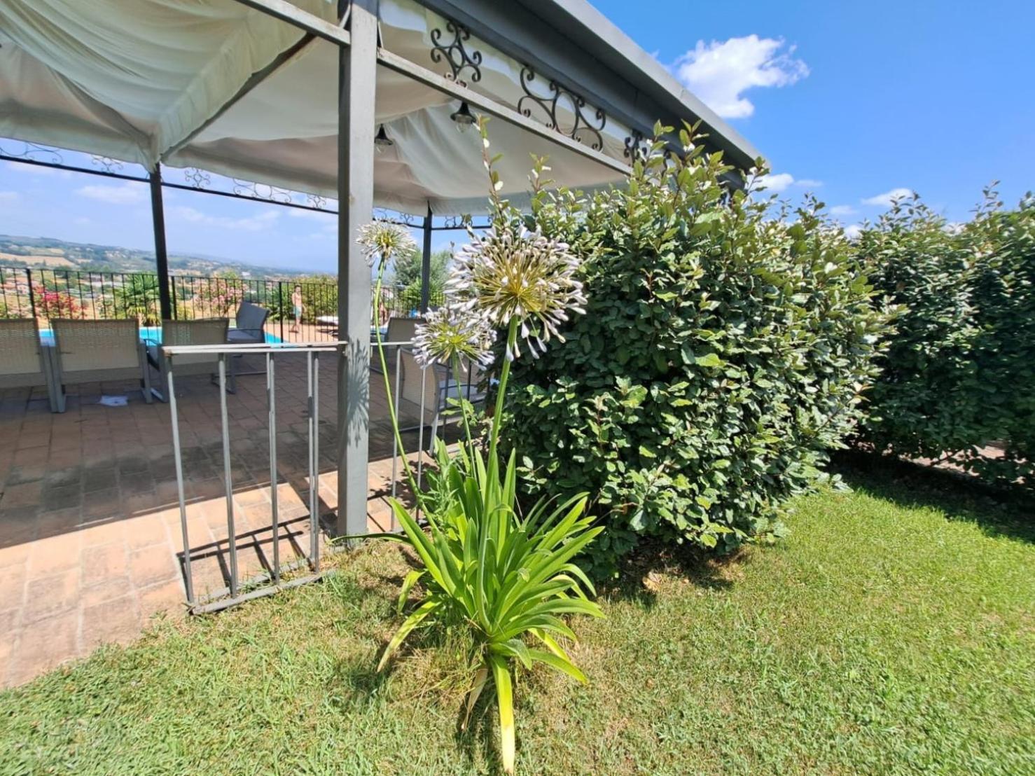 Spoleto By The Pool Guest House Bagian luar foto