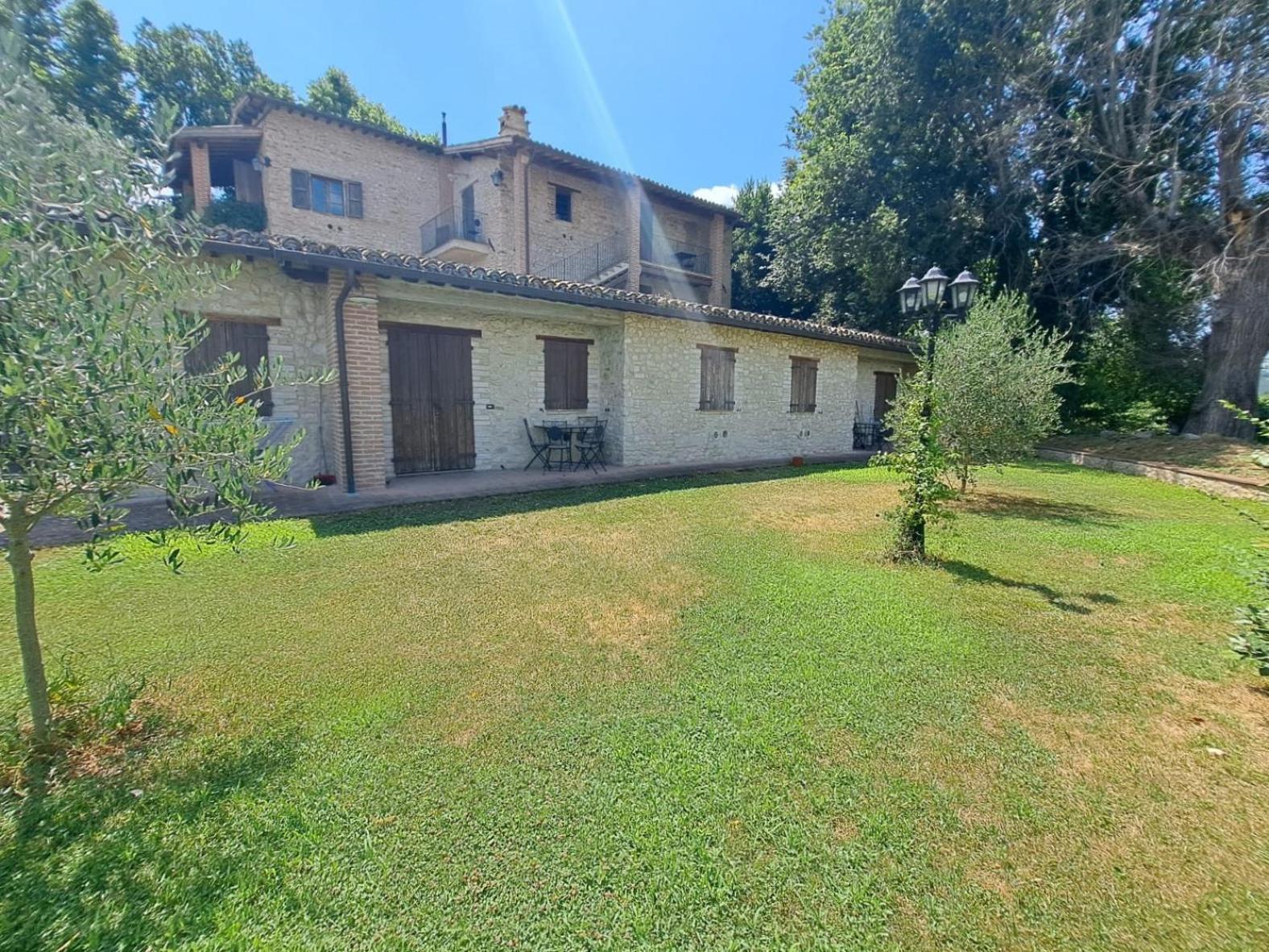 Spoleto By The Pool Guest House Bagian luar foto