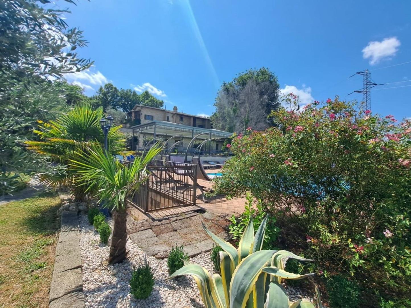 Spoleto By The Pool Guest House Bagian luar foto