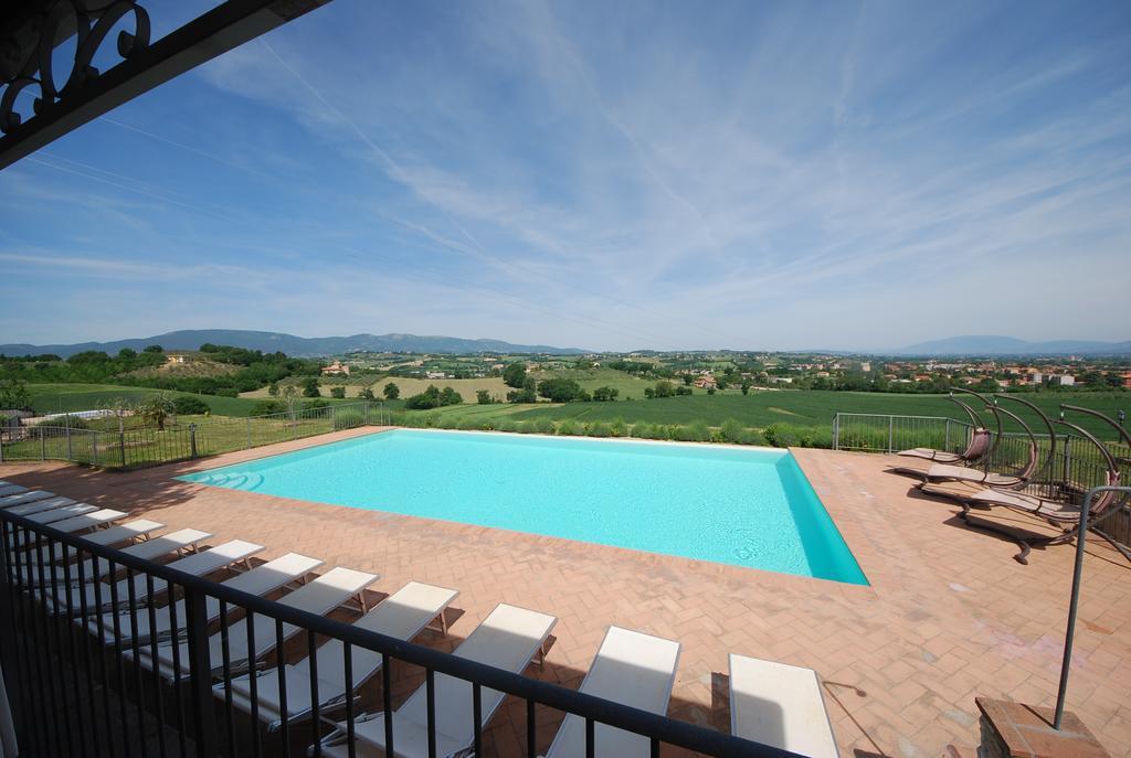 Spoleto By The Pool Guest House Bagian luar foto